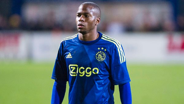 调皮二娃上线，穆勒庆祝夺冠时和25号队友高尔德顶牛假装受伤